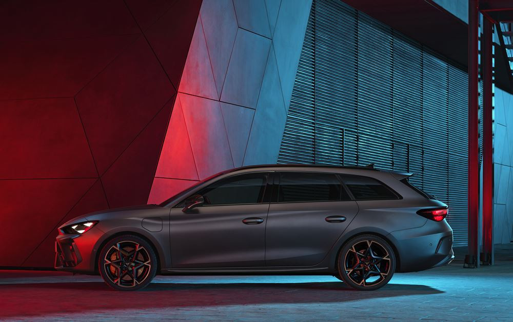 Le break Cupra Leon Sportstourer affiche l'ADN sportif de la marque avec un visage revu