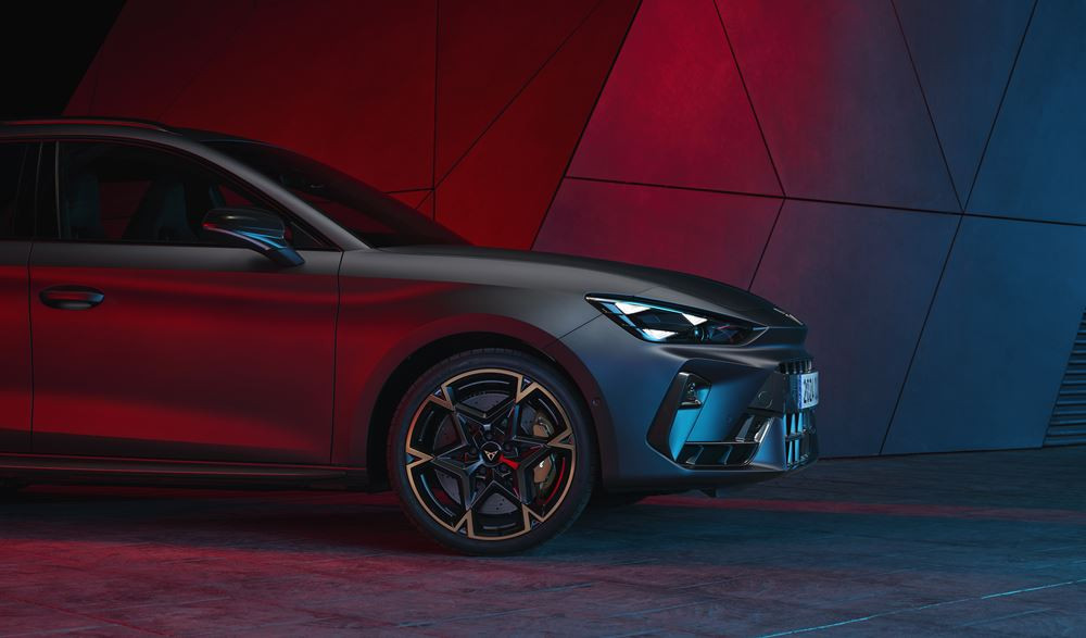 Le break Cupra Leon Sportstourer affiche l'ADN sportif de la marque avec un visage revu
