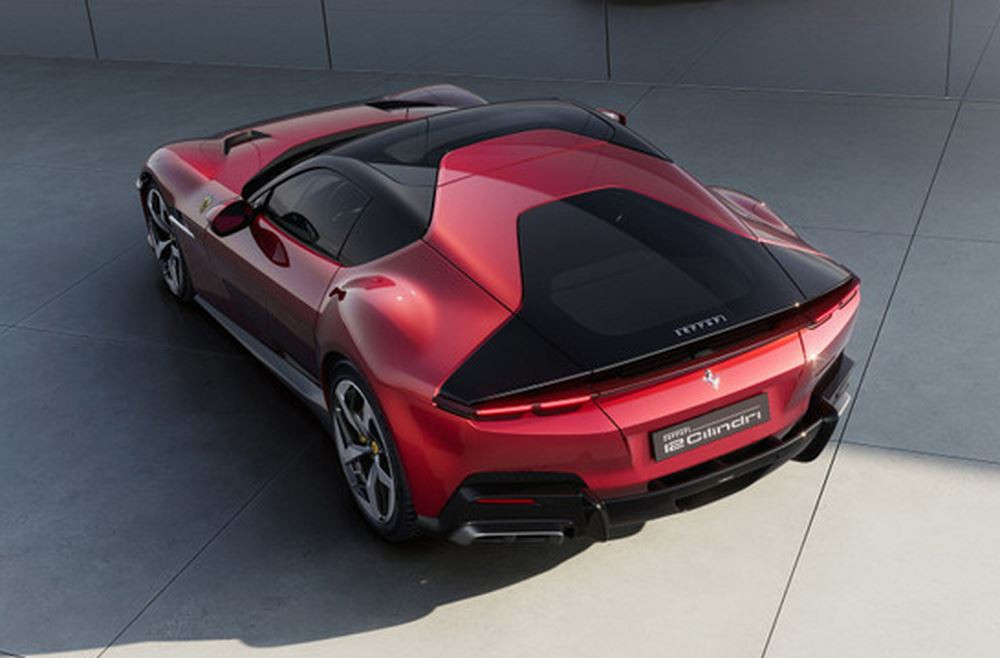 La berlinette deux places Ferrari 12Cilindri incarne l'ADN du Cheval Cabré