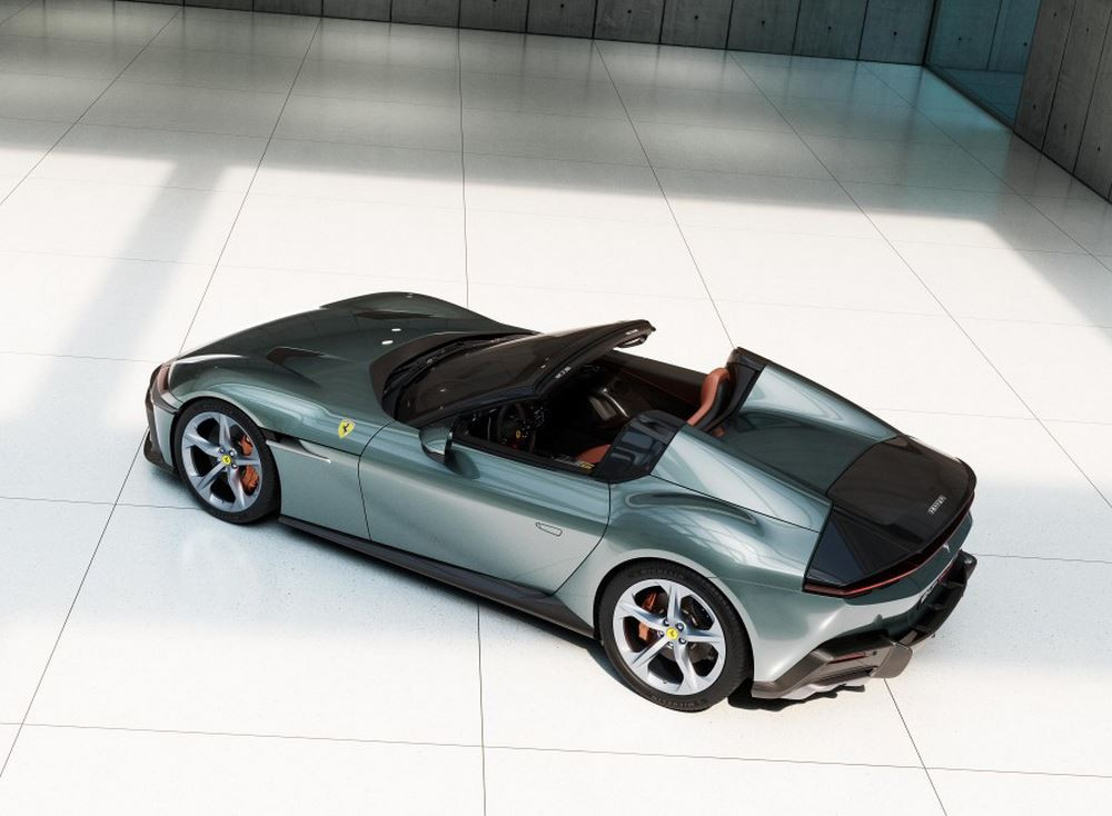 La Ferrari 12Cilindri Spider à V12 atmosphérique central avant est conçue pour la conduite à ciel ouvert