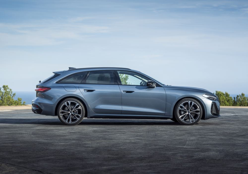 L'Audi A5 Avant affiche une ligne de toit dynamique qui recouvre une lunette arrière plate