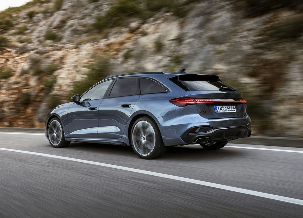 L'Audi A5 Avant affiche une ligne de toit dynamique qui recouvre une lunette arrière plate