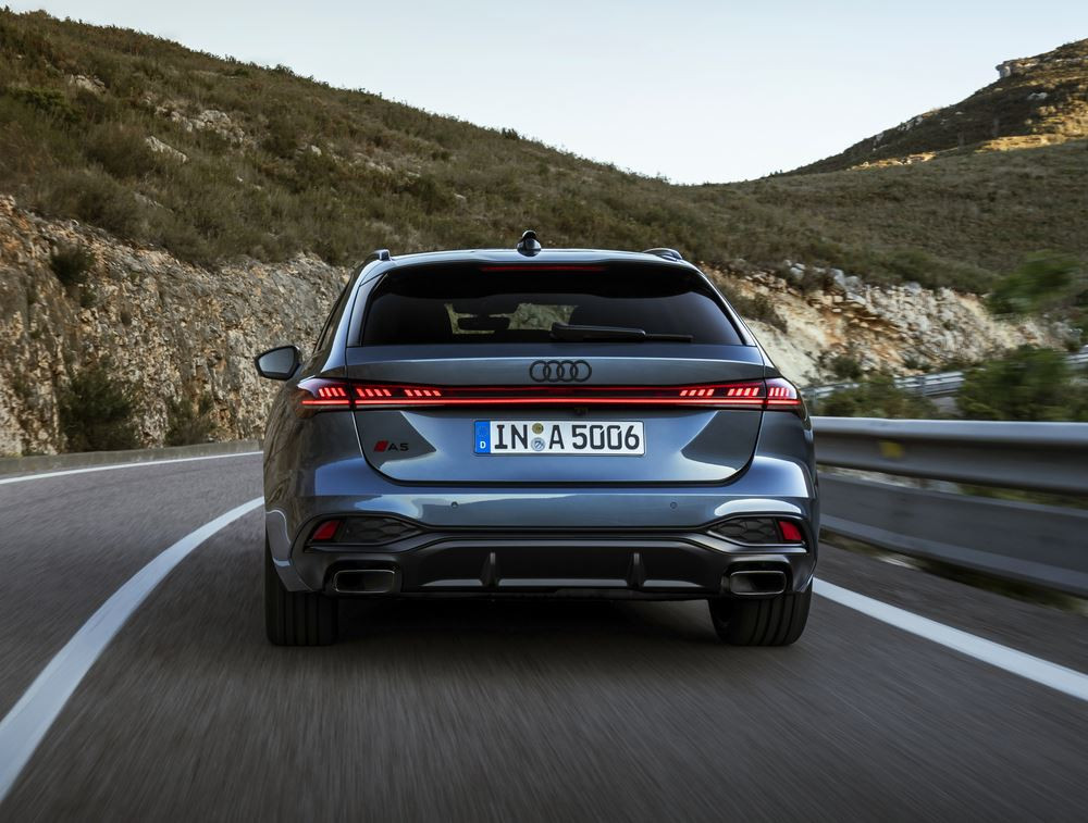 L'Audi A5 Avant affiche une ligne de toit dynamique qui recouvre une lunette arrière plate