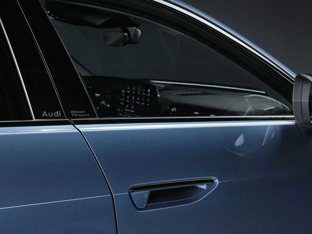 L'Audi A5 Avant affiche une ligne de toit dynamique qui recouvre une lunette arrière plate