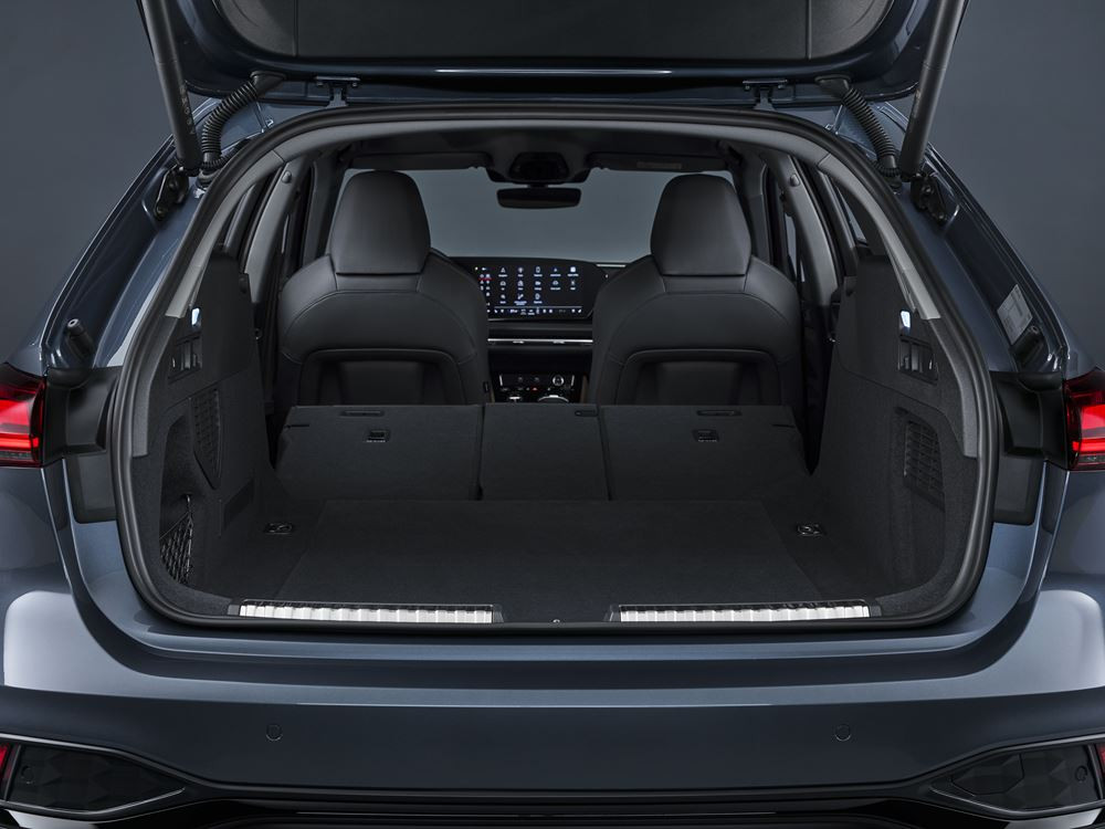 L'Audi A5 Avant affiche une ligne de toit dynamique qui recouvre une lunette arrière plate