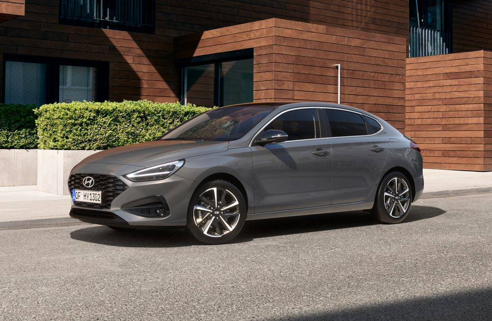 La berline à la ligne de toit plongeante Hyundai i30 Fastback restylée bénéficie d'un design modernisé