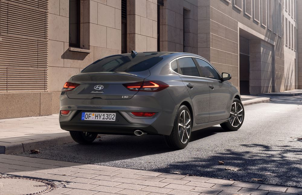 La berline à la ligne de toit plongeante Hyundai i30 Fastback restylée bénéficie d'un design modernisé
