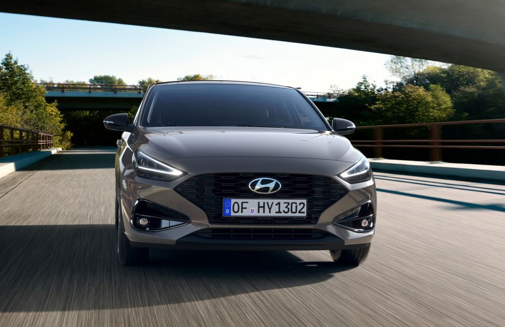 La berline à la ligne de toit plongeante Hyundai i30 Fastback restylée bénéficie d'un design modernisé
