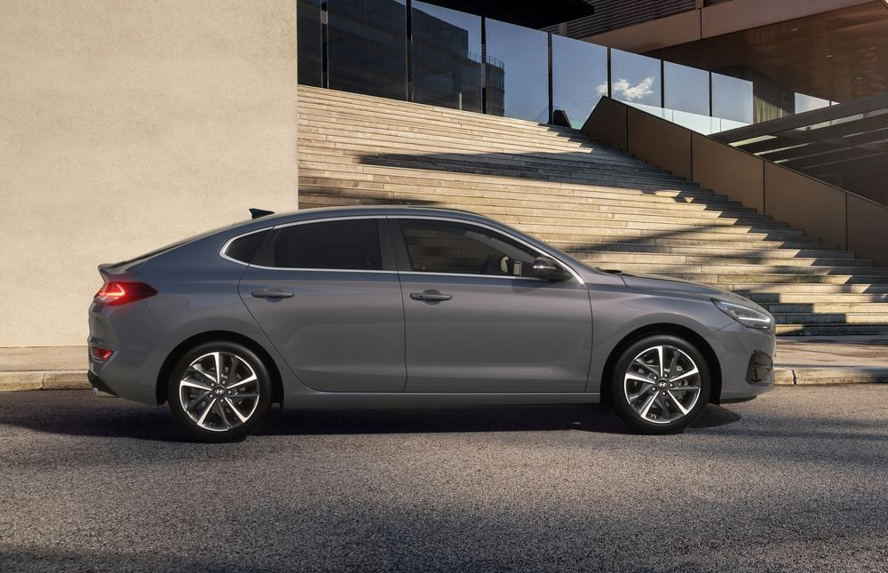 La berline à la ligne de toit plongeante Hyundai i30 Fastback restylée bénéficie d'un design modernisé