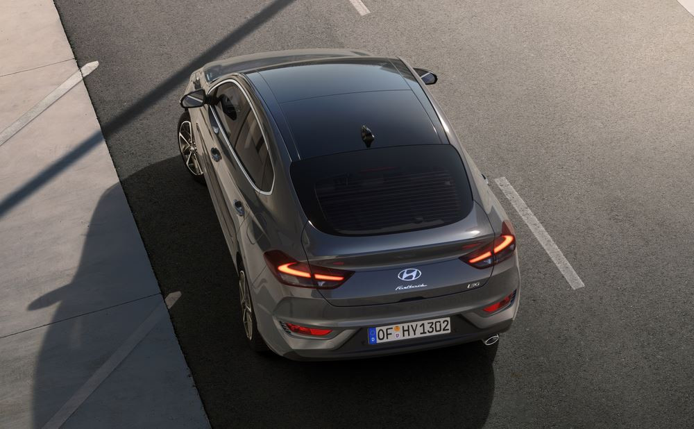 La berline à la ligne de toit plongeante Hyundai i30 Fastback restylée bénéficie d'un design modernisé