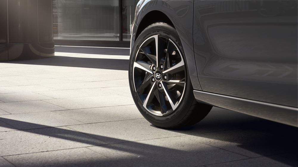 La berline à la ligne de toit plongeante Hyundai i30 Fastback restylée bénéficie d'un design modernisé
