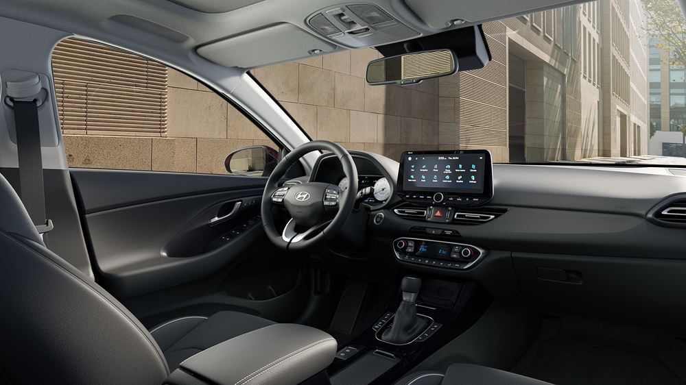 La berline à la ligne de toit plongeante Hyundai i30 Fastback restylée bénéficie d'un design modernisé