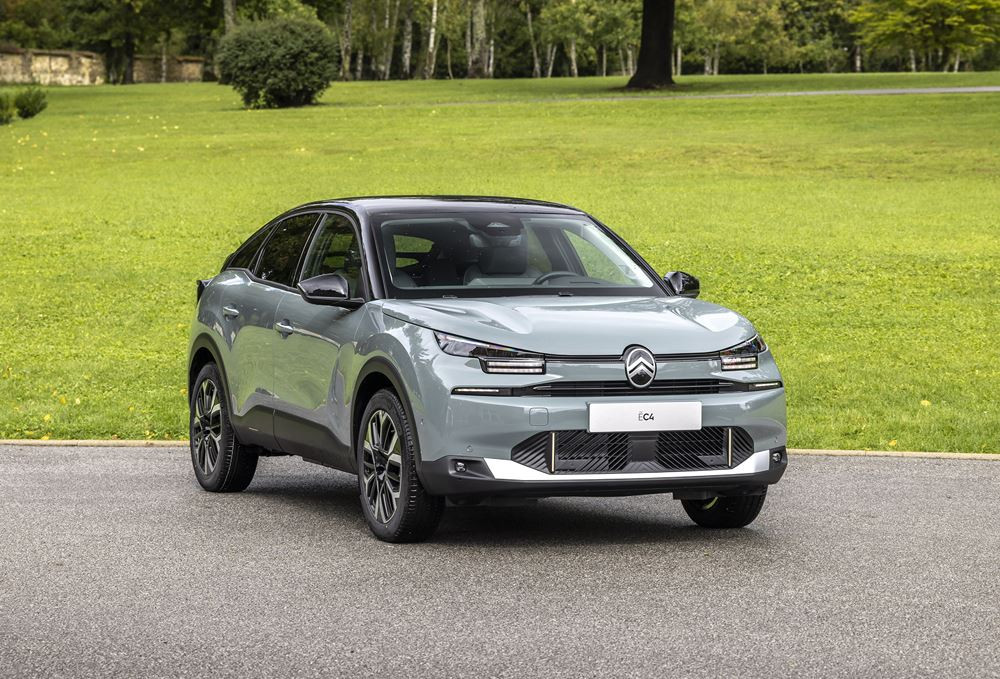 La berline compacte Citroën C4 s'offre une face avant plus moderne
