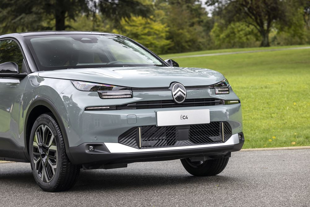 La berline compacte Citroën C4 s'offre une face avant plus moderne