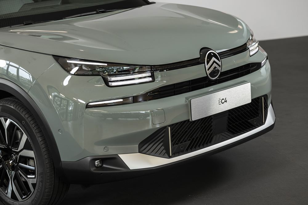 La berline compacte Citroën C4 s'offre une face avant plus moderne