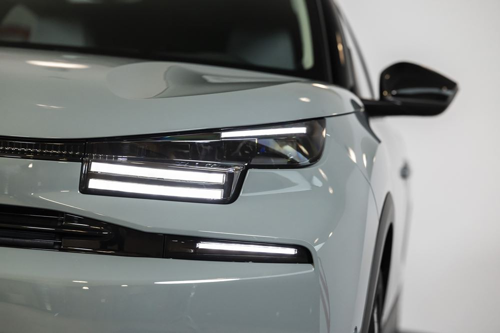 La berline compacte Citroën C4 s'offre une face avant plus moderne