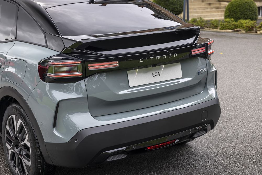 La berline compacte Citroën C4 s'offre une face avant plus moderne