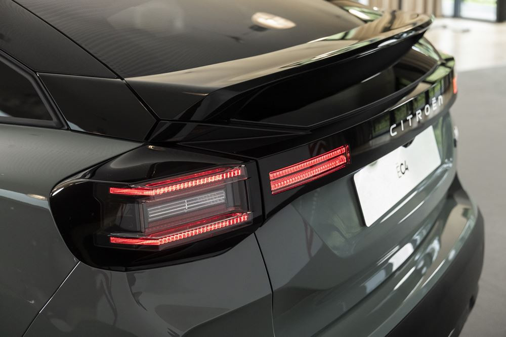 La berline compacte Citroën C4 s'offre une face avant plus moderne