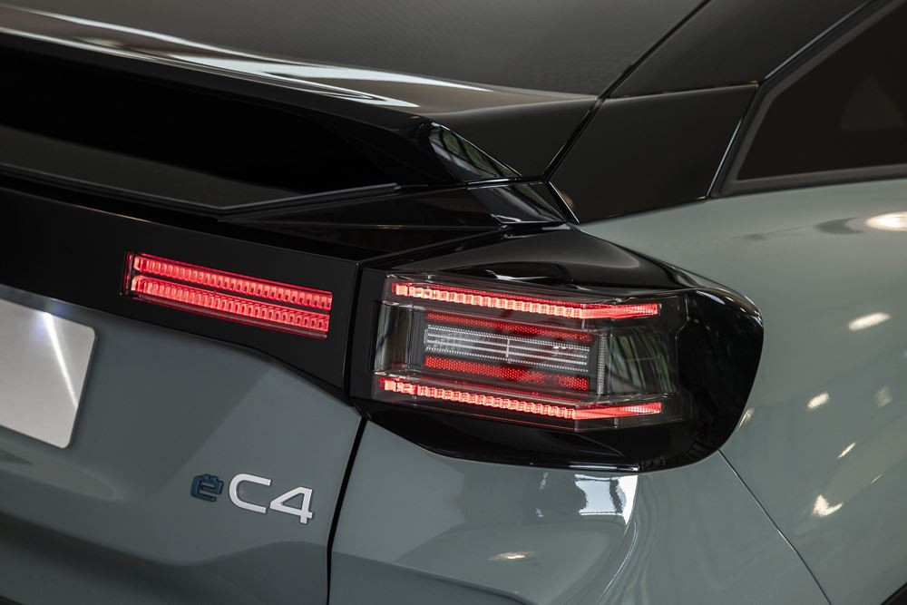 La berline compacte Citroën C4 s'offre une face avant plus moderne