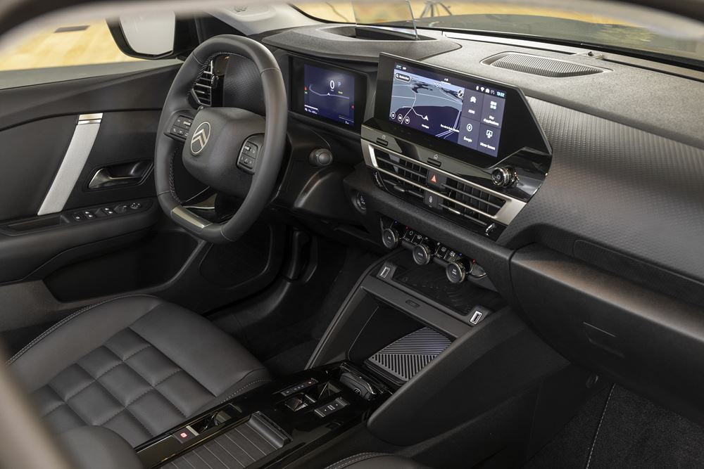 La berline compacte Citroën C4 s'offre une face avant plus moderne