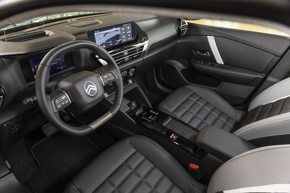 La berline compacte Citroën C4 s'offre une face avant plus moderne