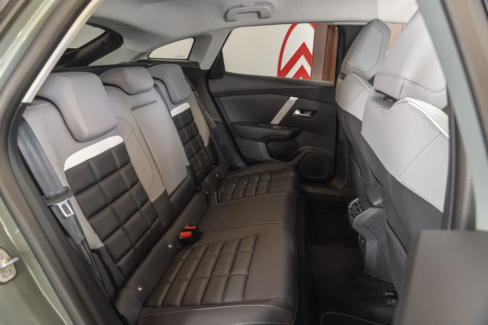La berline compacte Citroën C4 s'offre une face avant plus moderne