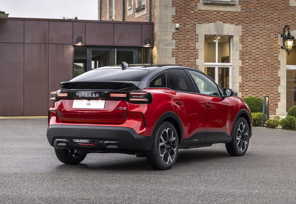 La berline électrique Citroën ë-C4 115 kW / 54 kWh revendique jusqu'à 415 km d'autonomie WLTP