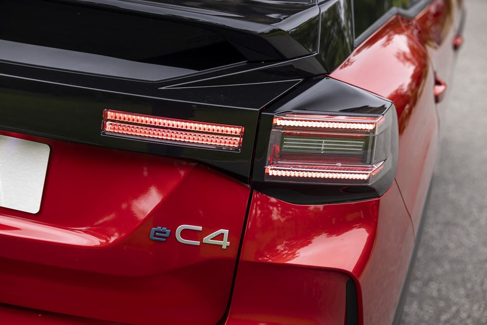 La berline électrique Citroën ë-C4 115 kW / 54 kWh revendique jusqu'à 415 km d'autonomie WLTP
