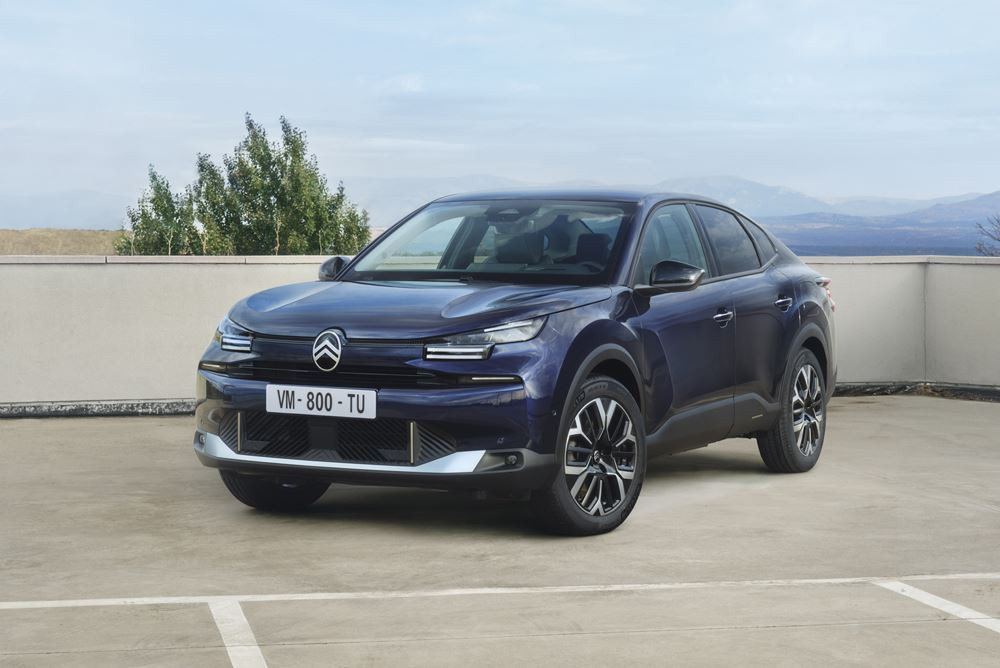 La berline quatre portes Citroën C4 X change d'expression avec une face avant plus moderne