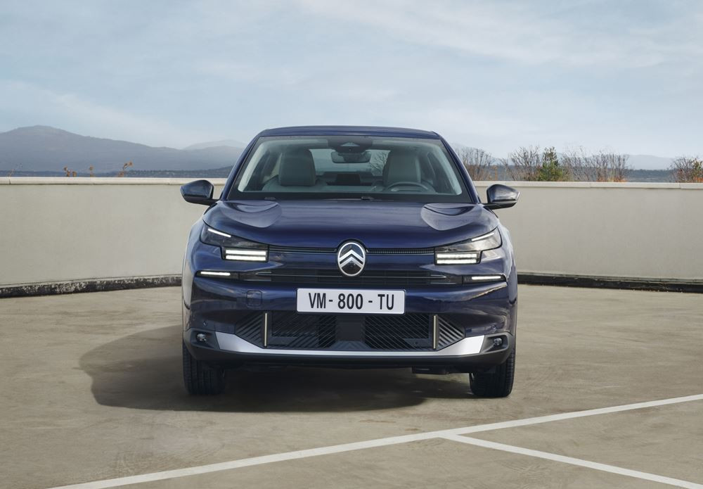 La berline quatre portes Citroën C4 X change d'expression avec une face avant plus moderne