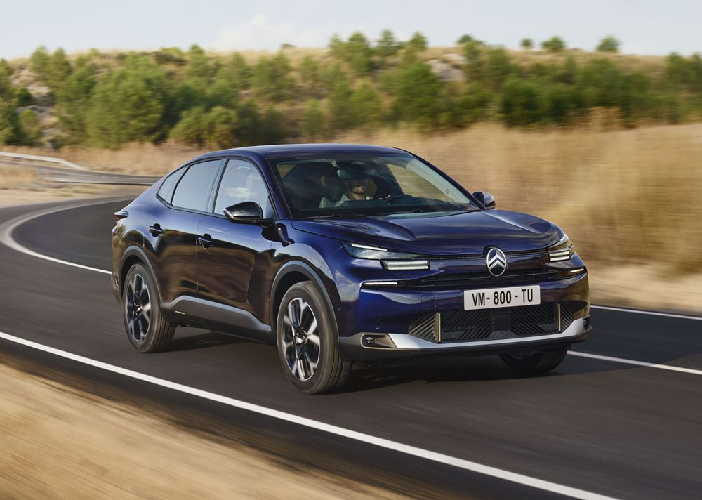 La berline quatre portes Citroën C4 X change d'expression avec une face avant plus moderne
