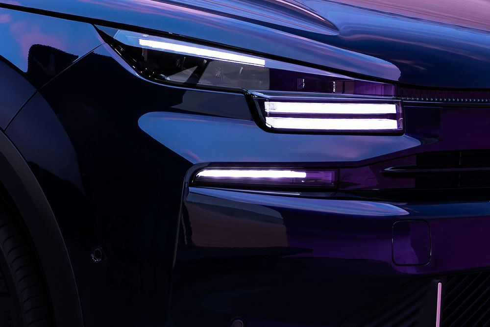 La berline quatre portes Citroën C4 X change d'expression avec une face avant plus moderne