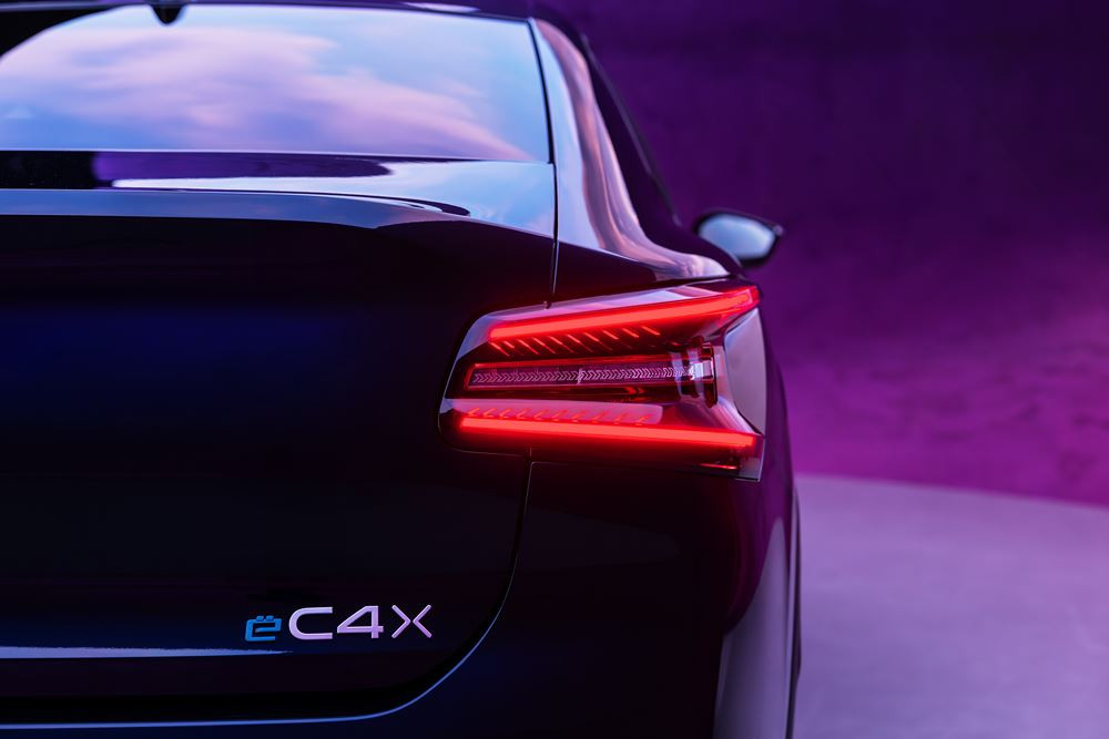 La berline quatre portes Citroën C4 X change d'expression avec une face avant plus moderne