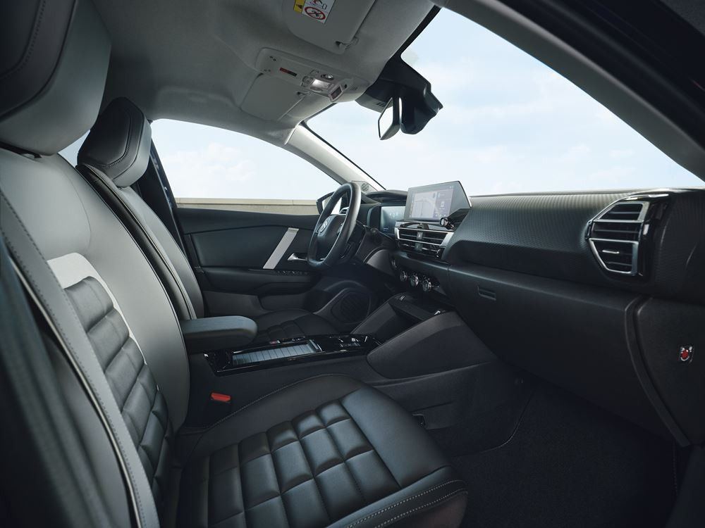 La berline quatre portes Citroën C4 X change d'expression avec une face avant plus moderne