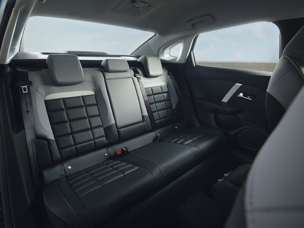 La berline quatre portes Citroën C4 X change d'expression avec une face avant plus moderne