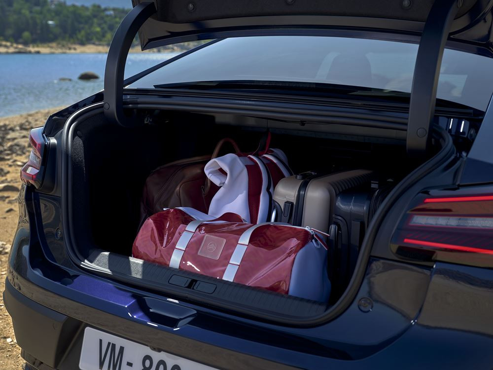 La berline quatre portes Citroën C4 X change d'expression avec une face avant plus moderne