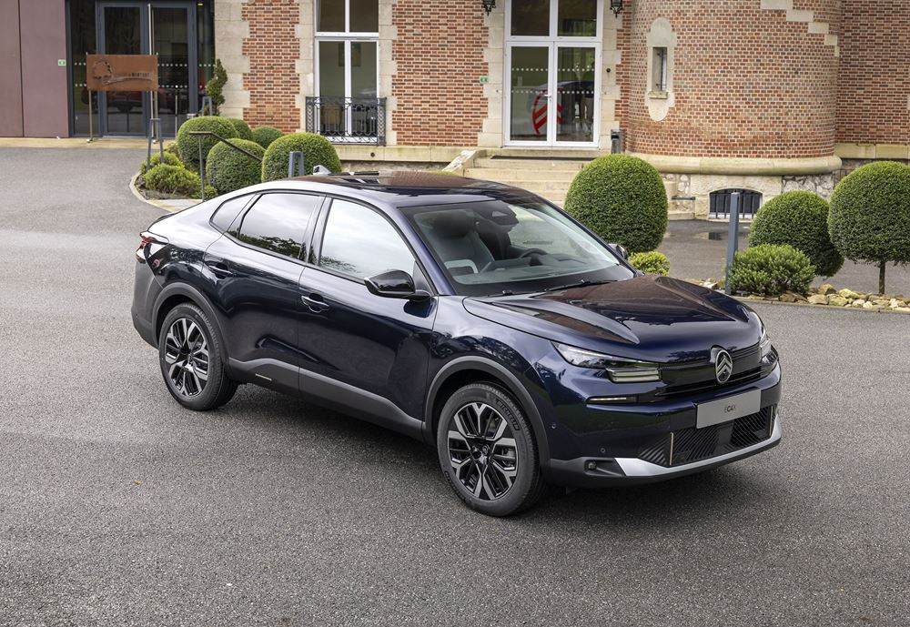 La berline quatre portes électrique Citroën ë-C4 X 115 kW / 54 kWh revendique jusqu'à 425 km d'autonomie WLTP