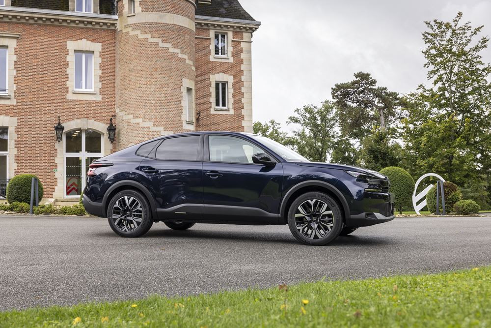 La berline quatre portes électrique Citroën ë-C4 X 115 kW / 54 kWh revendique jusqu'à 425 km d'autonomie WLTP