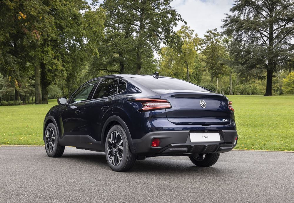 La berline quatre portes électrique Citroën ë-C4 X 115 kW / 54 kWh revendique jusqu'à 425 km d'autonomie WLTP