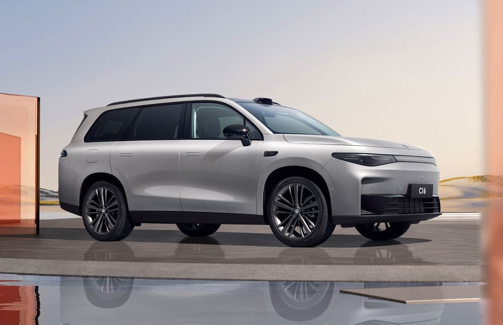 Le grand SUV électrique Leapmotor C16 offre jusqu'à six places sur trois rangées de sièges