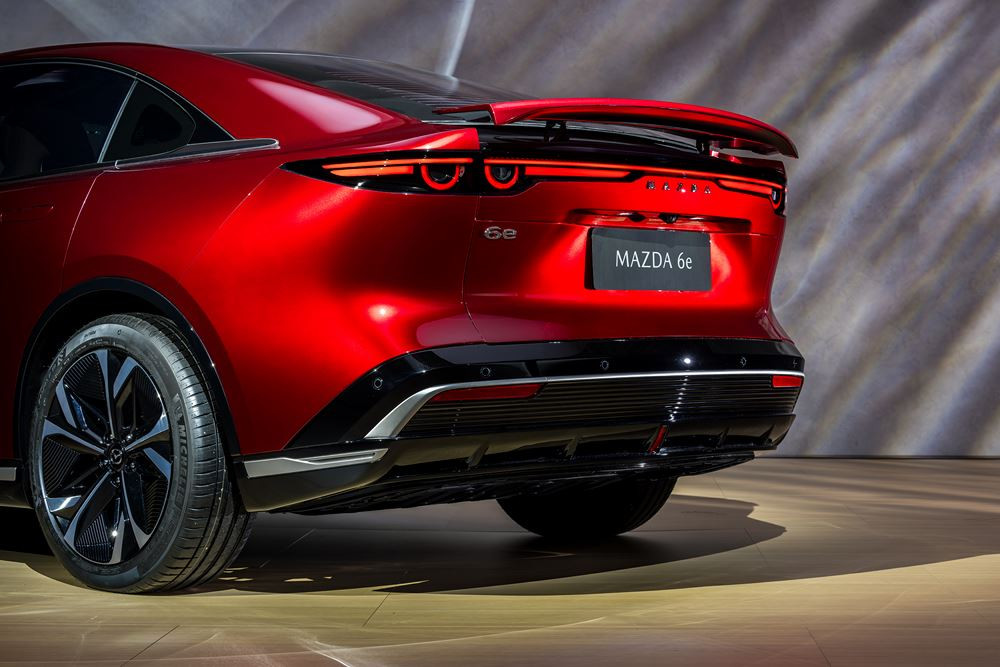 La grande berline électrique Mazda6e affiche une esthétique fluide et moderne