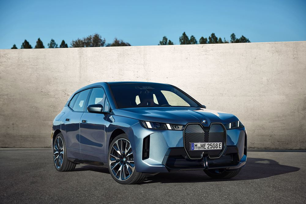 La BMW iX se renouvelle avec une apparence plus sportive
