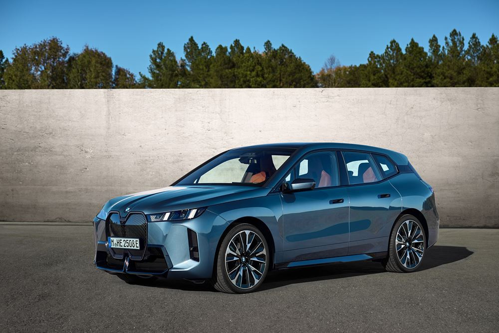 La BMW iX se renouvelle avec une apparence plus sportive