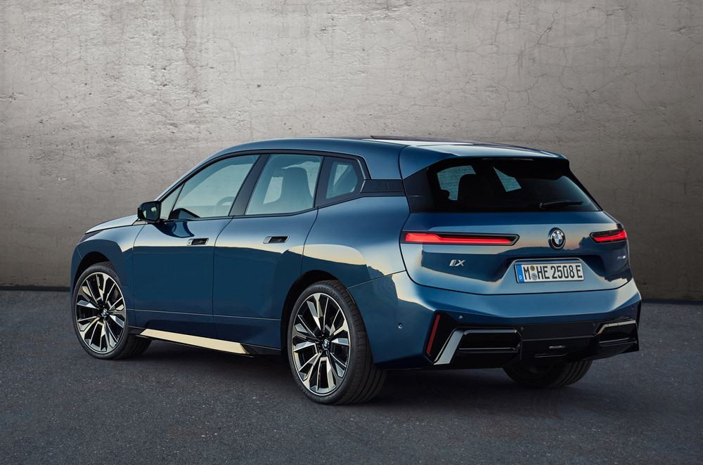 La BMW iX se renouvelle avec une apparence plus sportive