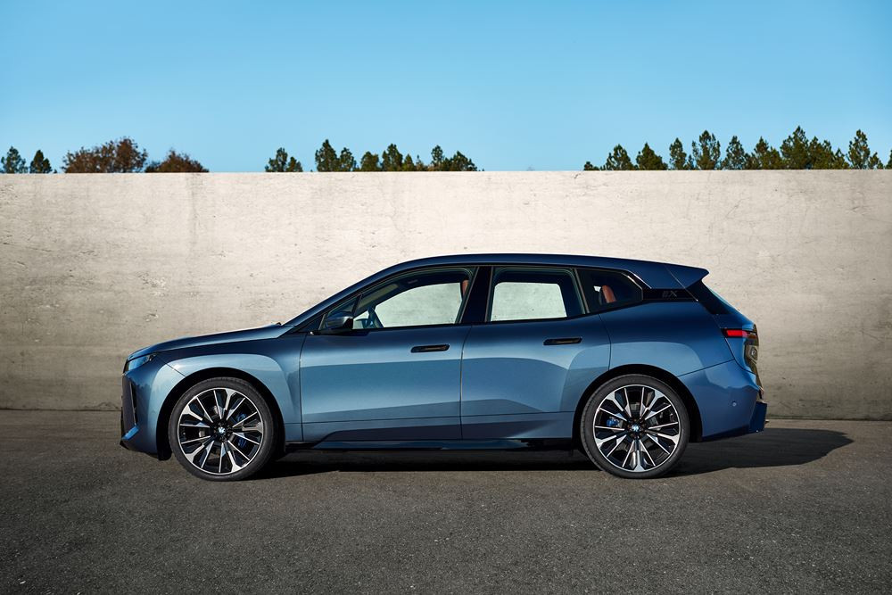 La BMW iX se renouvelle avec une apparence plus sportive