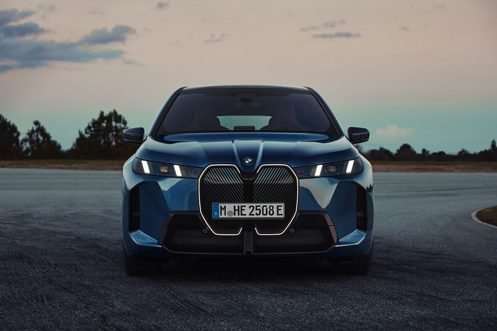 La BMW iX se renouvelle avec une apparence plus sportive