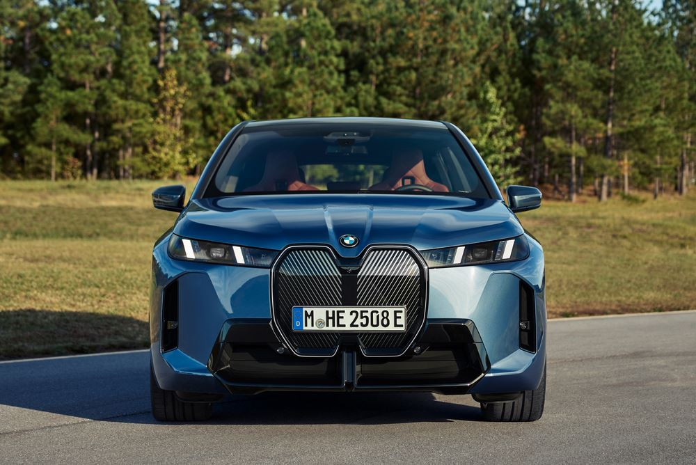 La BMW iX se renouvelle avec une apparence plus sportive