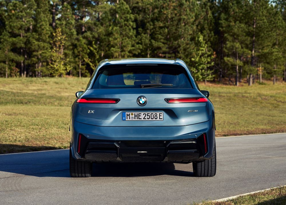 La BMW iX se renouvelle avec une apparence plus sportive