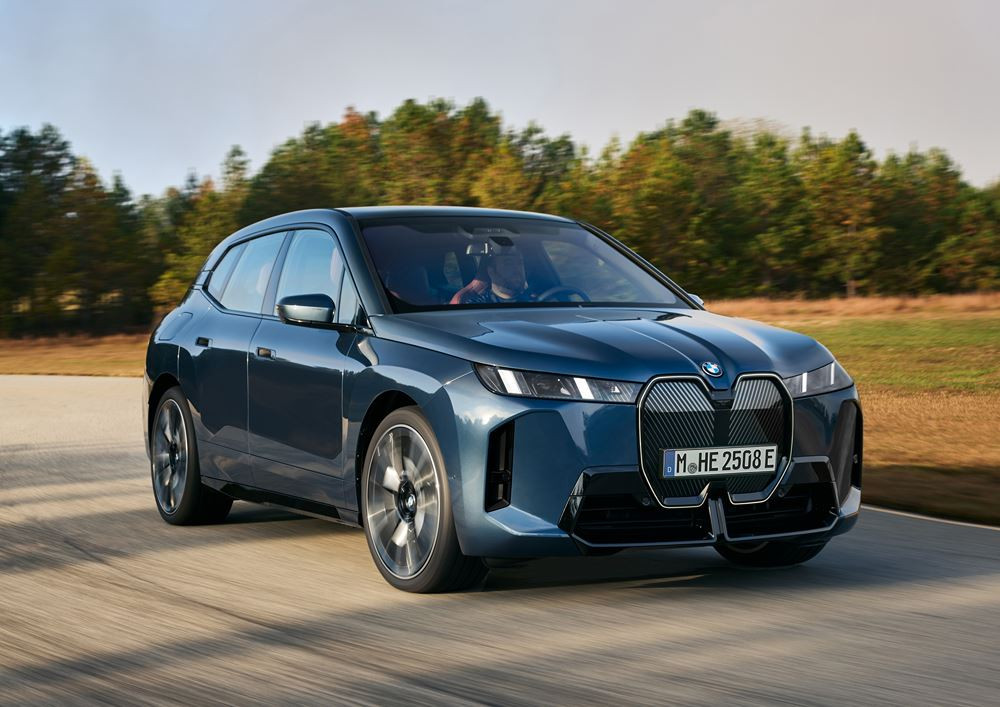 La BMW iX se renouvelle avec une apparence plus sportive