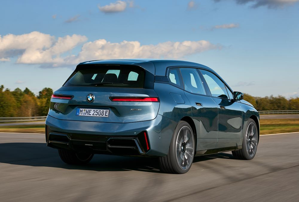 La BMW iX se renouvelle avec une apparence plus sportive